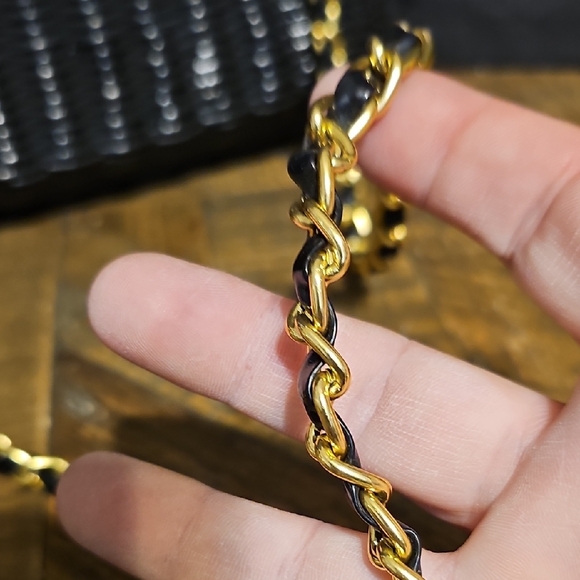 Elegant Black Woven Bag with Gold Chain - Picture 2 of 10